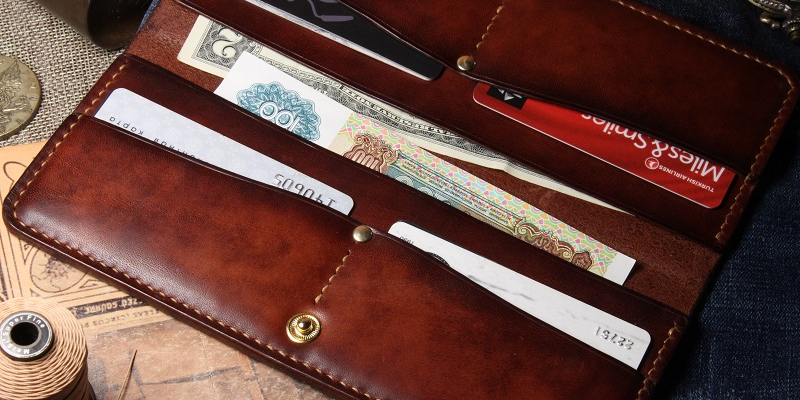 Персонализация для товара Corolla - клатч из натуральной кожи