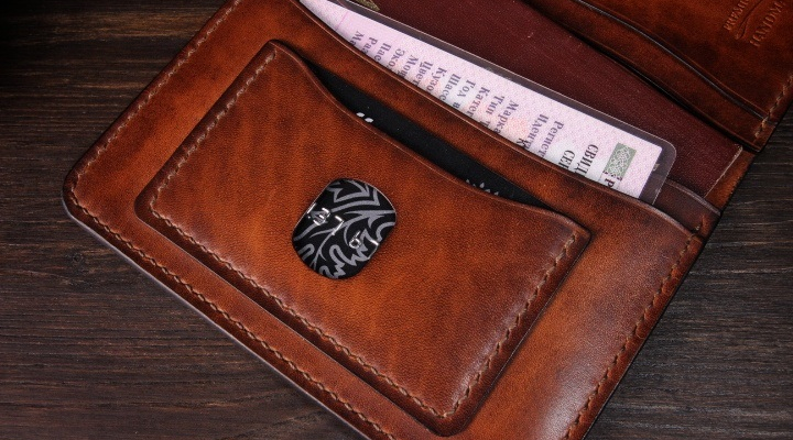 Персонализация для товара Обложка для документов из натуральной кожи в оттенке табак