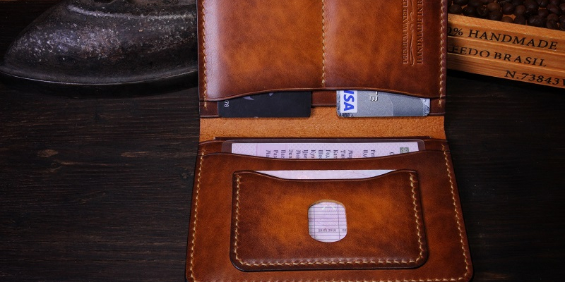 Персонализация для товара Обложка для документов из натуральной кожи в оттенке табак