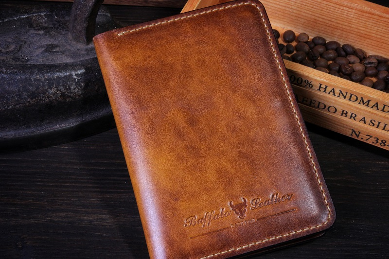 Подарочная упаковка Обложка для документов из натуральной кожи в оттенке табак