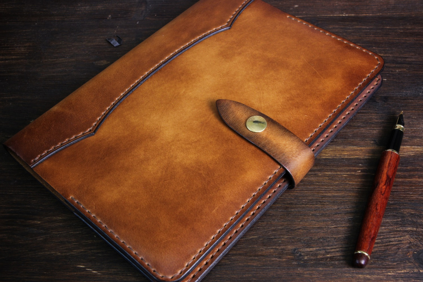 Кожаная обложка на ежедневник Кожаная обложка на ежедневник