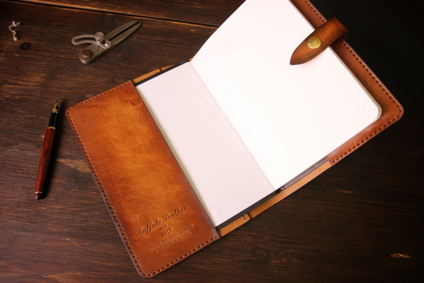 Кожаная обложка на ежедневник Кожаная обложка на ежедневник